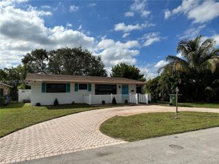 7880 NW 11th St, Pembroke Pines, FL 33024