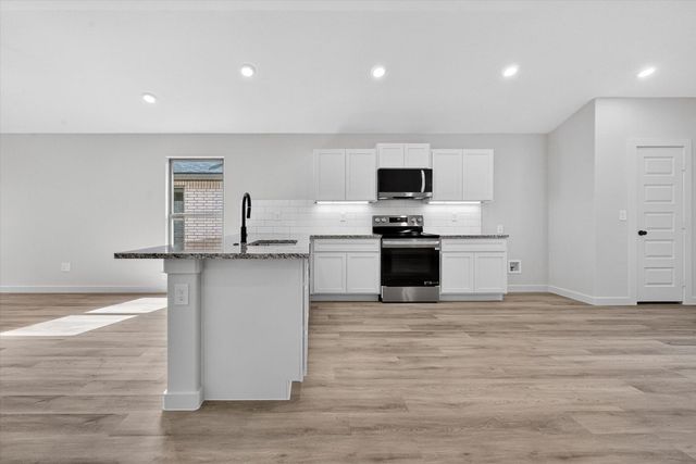 2419 Aberdeen Avenue, Wolfforth, TX 79382