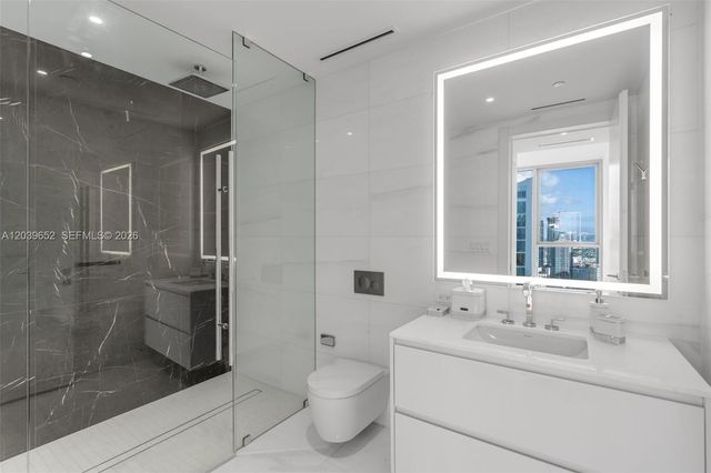 300 Biscayne Blvd Way 4008, Miami, FL 33131