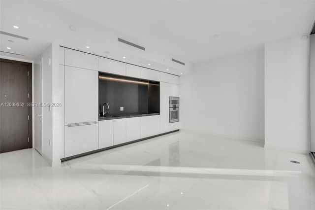 300 Biscayne Blvd Way 4008, Miami, FL 33131