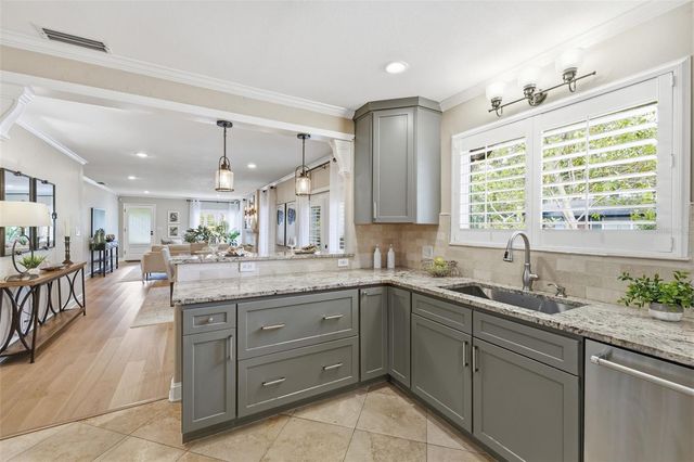 101 26TH AVENUE NE, St Petersburg, FL 33704