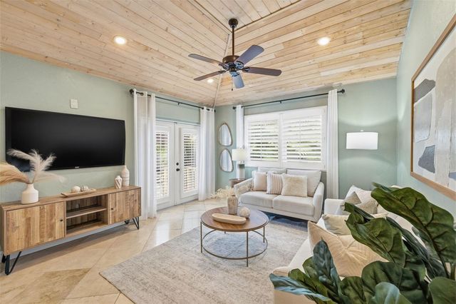101 26TH AVENUE NE, St Petersburg, FL 33704