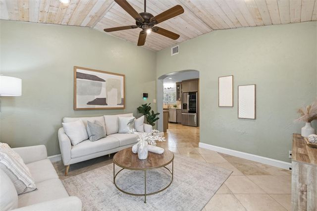 101 26TH AVENUE NE, St Petersburg, FL 33704
