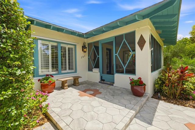 101 26TH AVENUE NE, St Petersburg, FL 33704