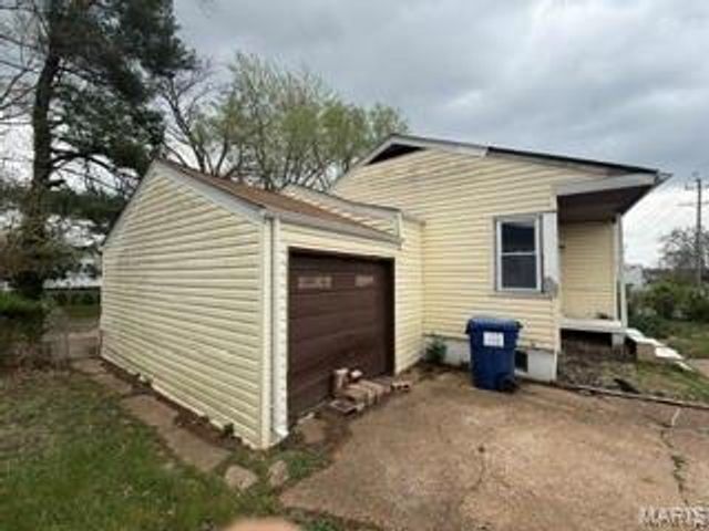 737 Charbonier Road, Florissant, MO 63031