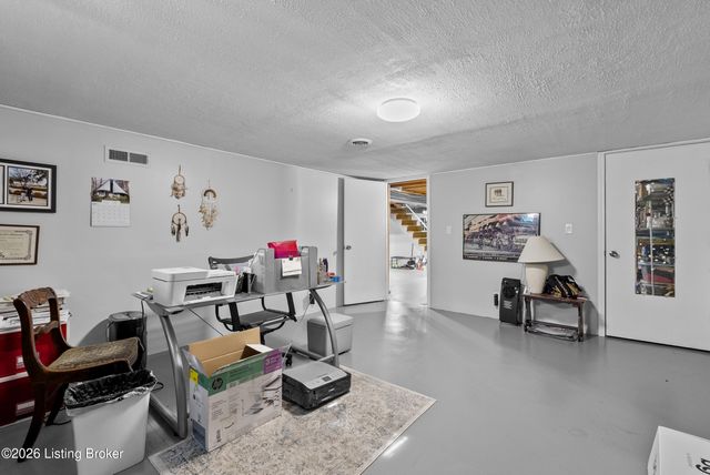 4000 Landside Dr, Louisville, KY 40220