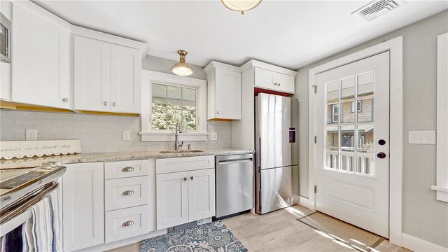 10 Robinson Street, Narragansett, RI 02882