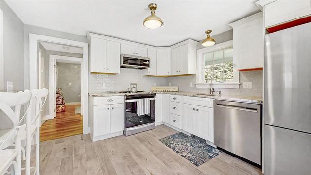 10 Robinson Street, Narragansett, RI 02882