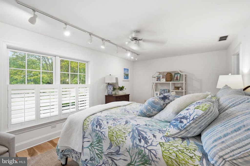 Image 25 of property listing at 416 COVE RD, Queenstown, MD 21658