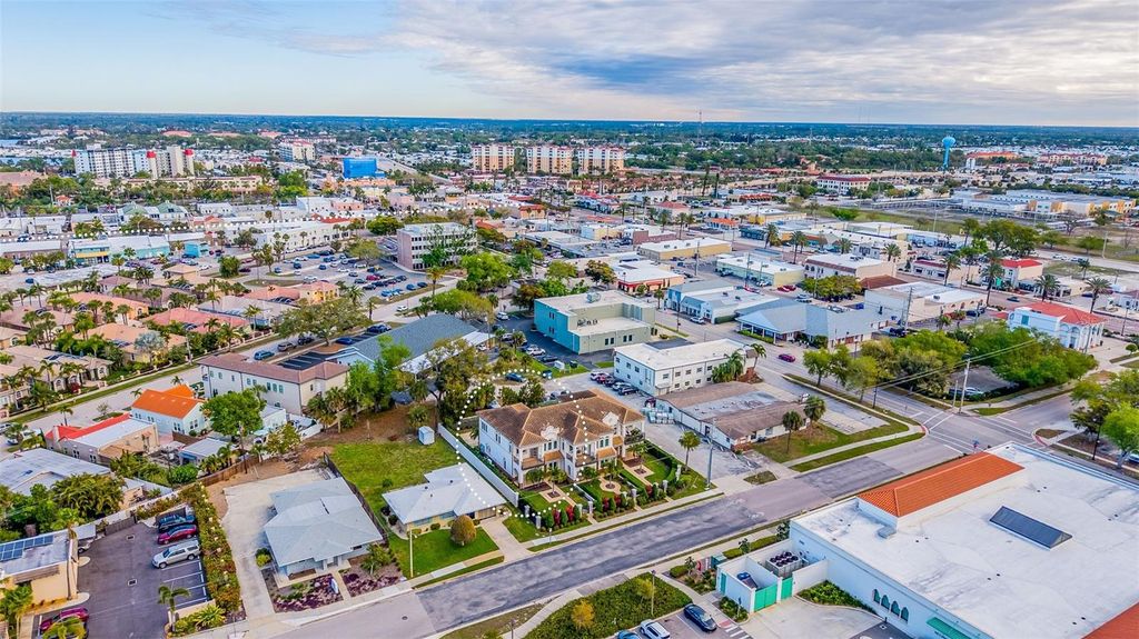 Image 11 of property listing at 212 MILAN AVENUE W 1, Venice, FL 34285