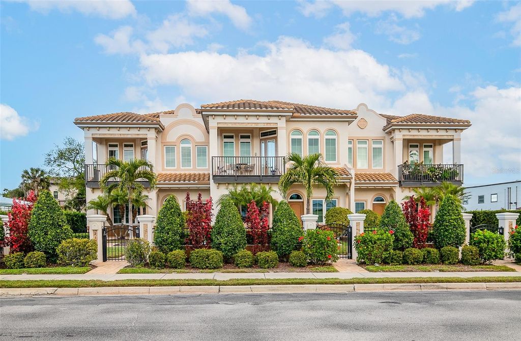 Image 13 of property listing at 212 MILAN AVENUE W 1, Venice, FL 34285