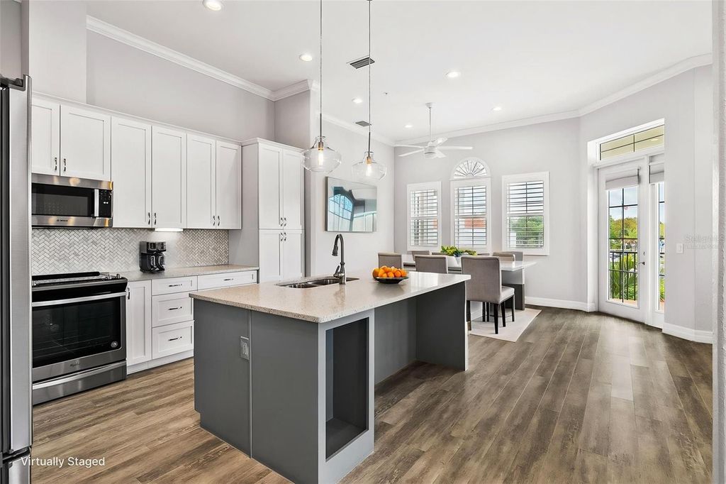 Image 29 of property listing at 212 MILAN AVENUE W 1, Venice, FL 34285