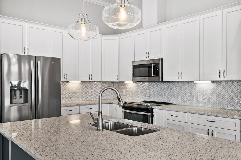 Image 45 of property listing at 212 MILAN AVENUE W 1, Venice, FL 34285