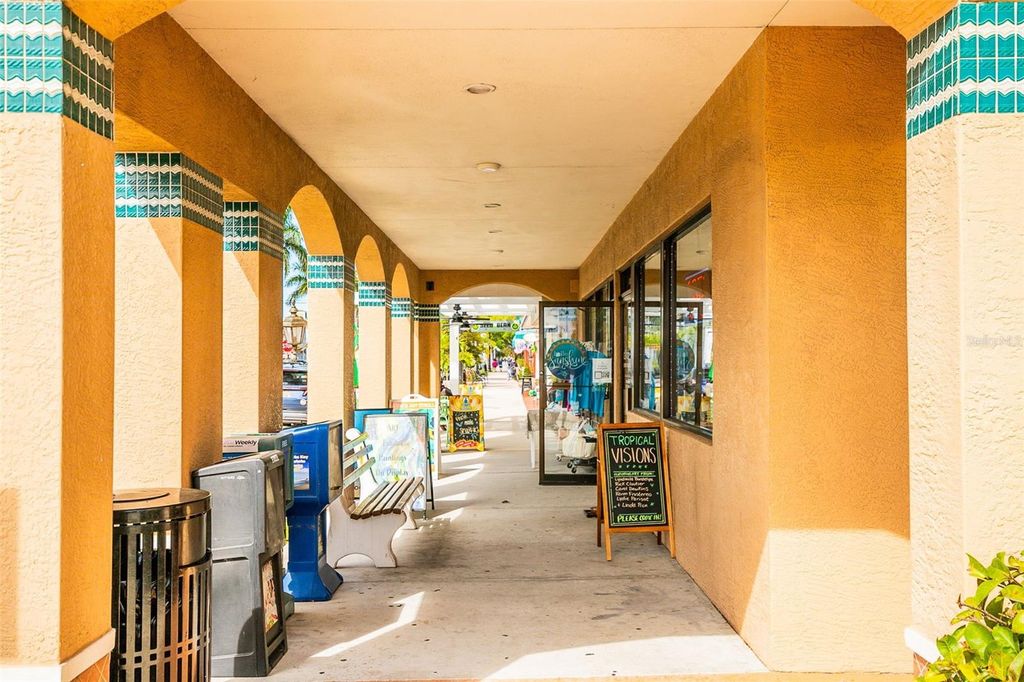 Image 72 of property listing at 212 MILAN AVENUE W 1, Venice, FL 34285