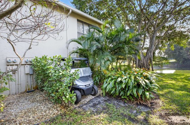 18 Westgate Lane E, Boynton Beach, FL 33436