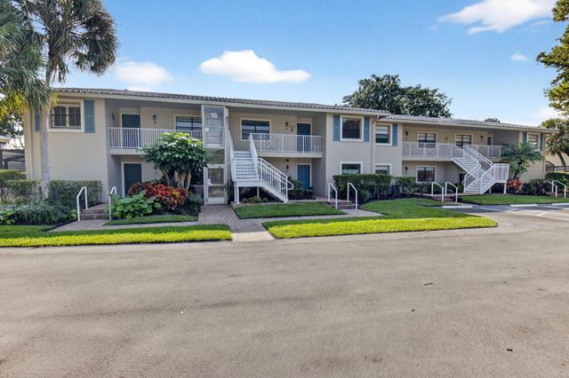 18 Westgate Lane E, Boynton Beach, FL 33436