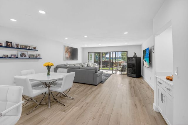 18 Westgate Lane E, Boynton Beach, FL 33436