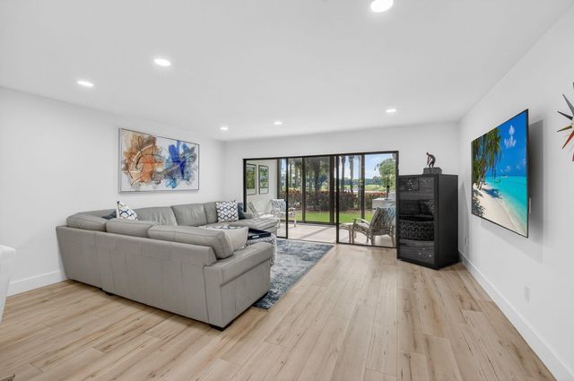 18 Westgate Lane E, Boynton Beach, FL 33436