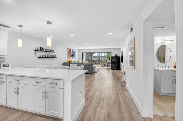 18 Westgate Lane E, Boynton Beach, FL 33436