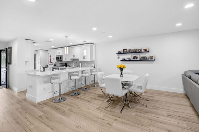 18 Westgate Lane E, Boynton Beach, FL 33436