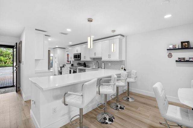 18 Westgate Lane E, Boynton Beach, FL 33436