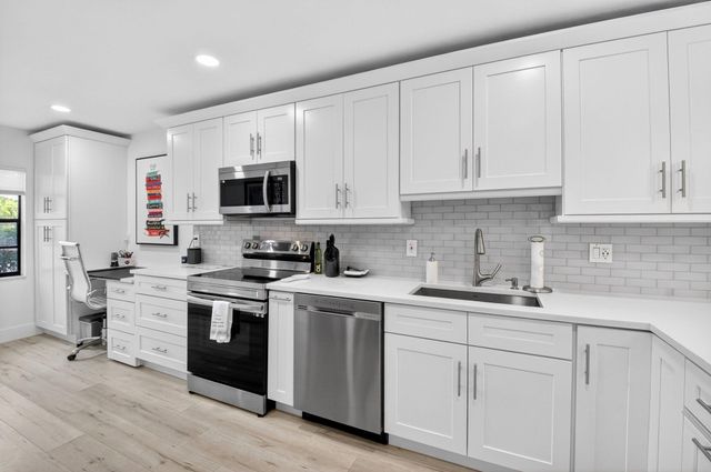 18 Westgate Lane E, Boynton Beach, FL 33436