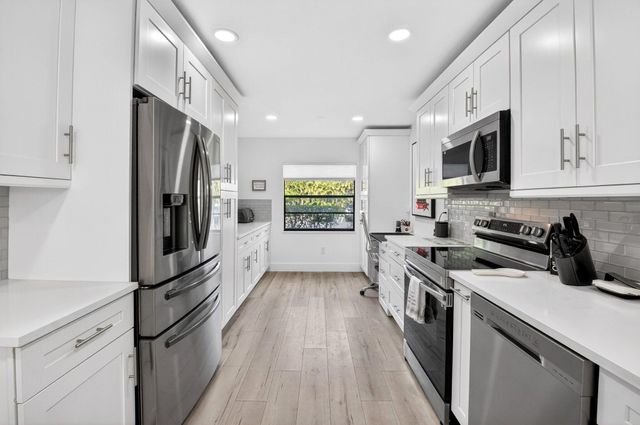 18 Westgate Lane E, Boynton Beach, FL 33436