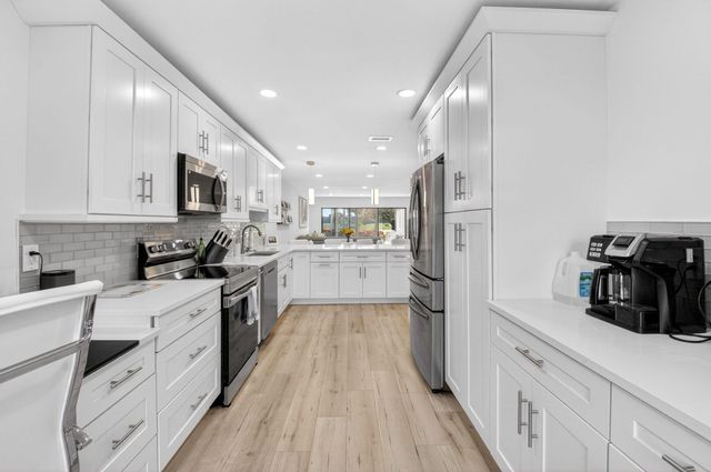 18 Westgate Lane E, Boynton Beach, FL 33436