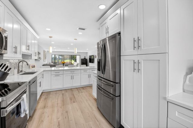 18 Westgate Lane E, Boynton Beach, FL 33436