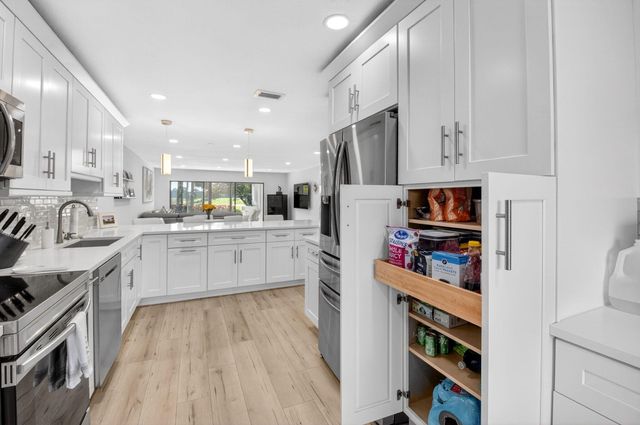 18 Westgate Lane E, Boynton Beach, FL 33436