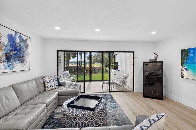 18 Westgate Lane E, Boynton Beach, FL 33436