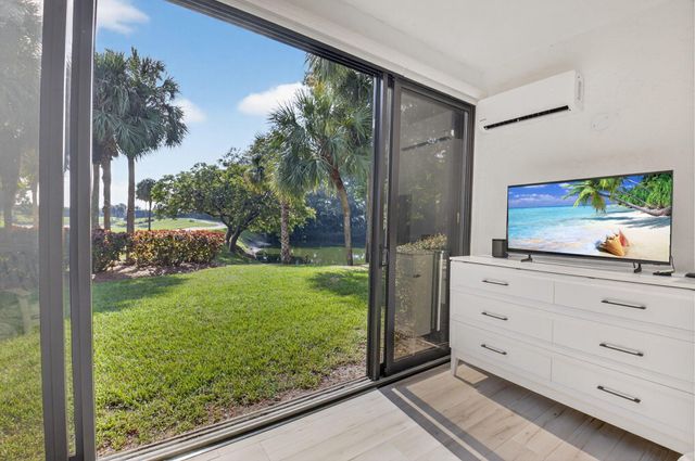 18 Westgate Lane E, Boynton Beach, FL 33436