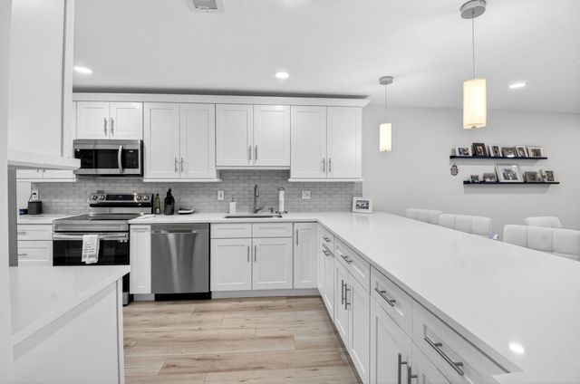 18 Westgate Lane E, Boynton Beach, FL 33436