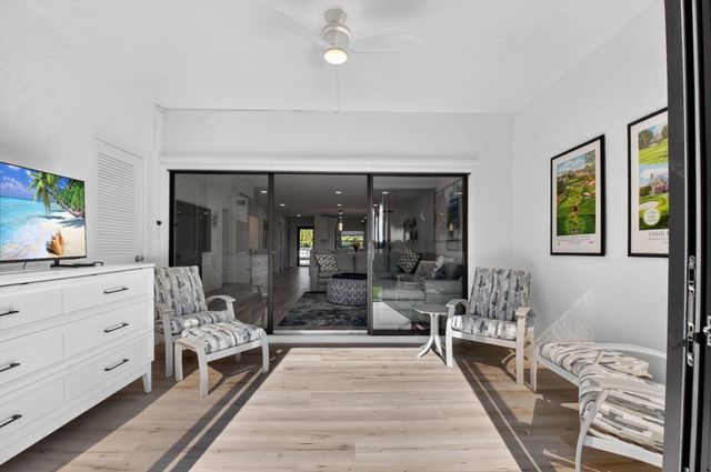 18 Westgate Lane E, Boynton Beach, FL 33436