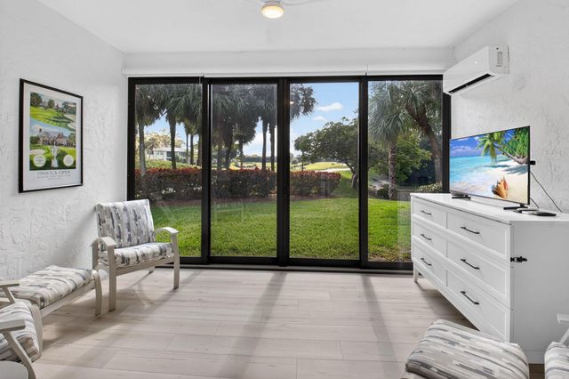 18 Westgate Lane E, Boynton Beach, FL 33436