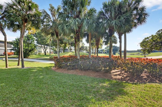 18 Westgate Lane E, Boynton Beach, FL 33436