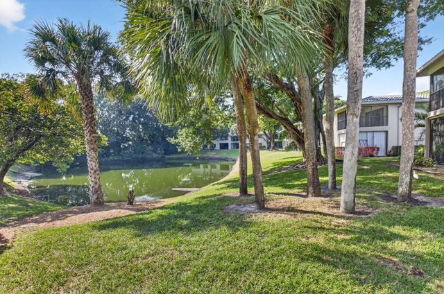 18 Westgate Lane E, Boynton Beach, FL 33436