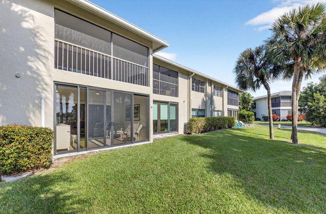 18 Westgate Lane E, Boynton Beach, FL 33436