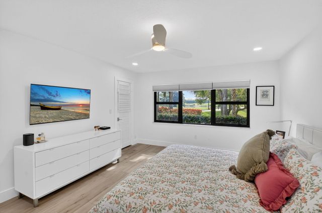 18 Westgate Lane E, Boynton Beach, FL 33436