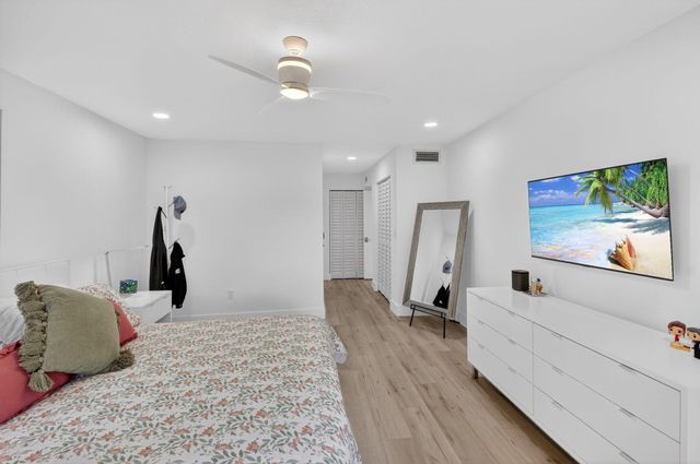 18 Westgate Lane E, Boynton Beach, FL 33436