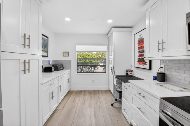 18 Westgate Lane E, Boynton Beach, FL 33436