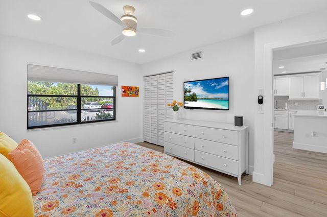 18 Westgate Lane E, Boynton Beach, FL 33436