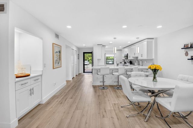 18 Westgate Lane E, Boynton Beach, FL 33436