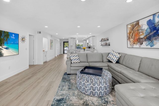 18 Westgate Lane E, Boynton Beach, FL 33436