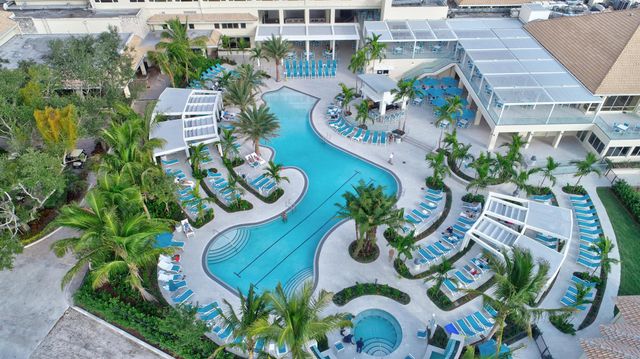 18 Westgate Lane E, Boynton Beach, FL 33436