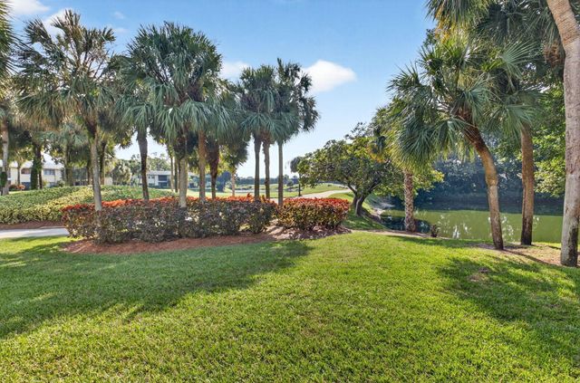 18 Westgate Lane E, Boynton Beach, FL 33436