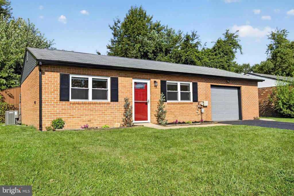 18 DEFOE CIR, Newark, DE 19702