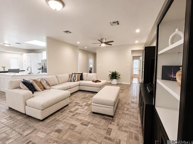 727 Brantford Dr, Port Allen, LA 70767