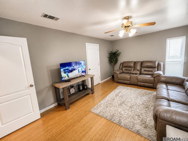 727 Brantford Dr, Port Allen, LA 70767