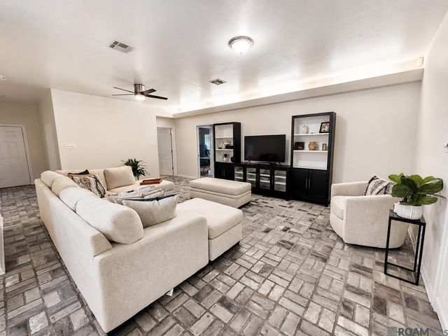 727 Brantford Dr, Port Allen, LA 70767